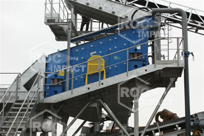 INSTALLATION WITH CONVEYOR SCREENING 