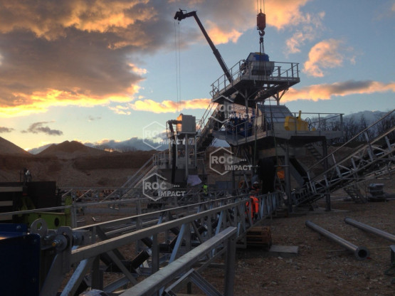 MONTAGE EN COURS D’UNE STATION COMPLETE DE CONCASSAGE  EN FRANCE AU PEAGE DU ROUSSILLON (38)