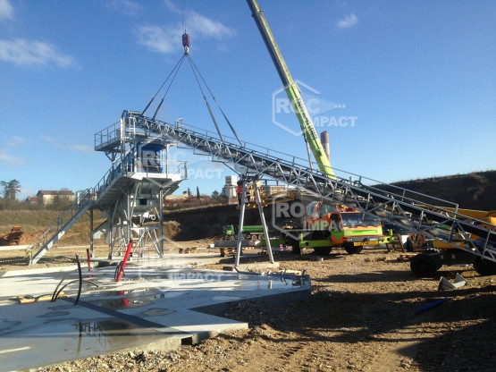 MONTAGE EN COURS D’UNE STATION COMPLETE DE CONCASSAGE  EN FRANCE AU PEAGE DU ROUSSILLON (38)