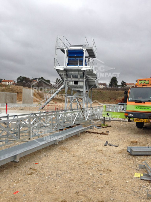 MONTAGE EN COURS D’UNE STATION COMPLETE DE CONCASSAGE  EN FRANCE AU PEAGE DU ROUSSILLON (38)